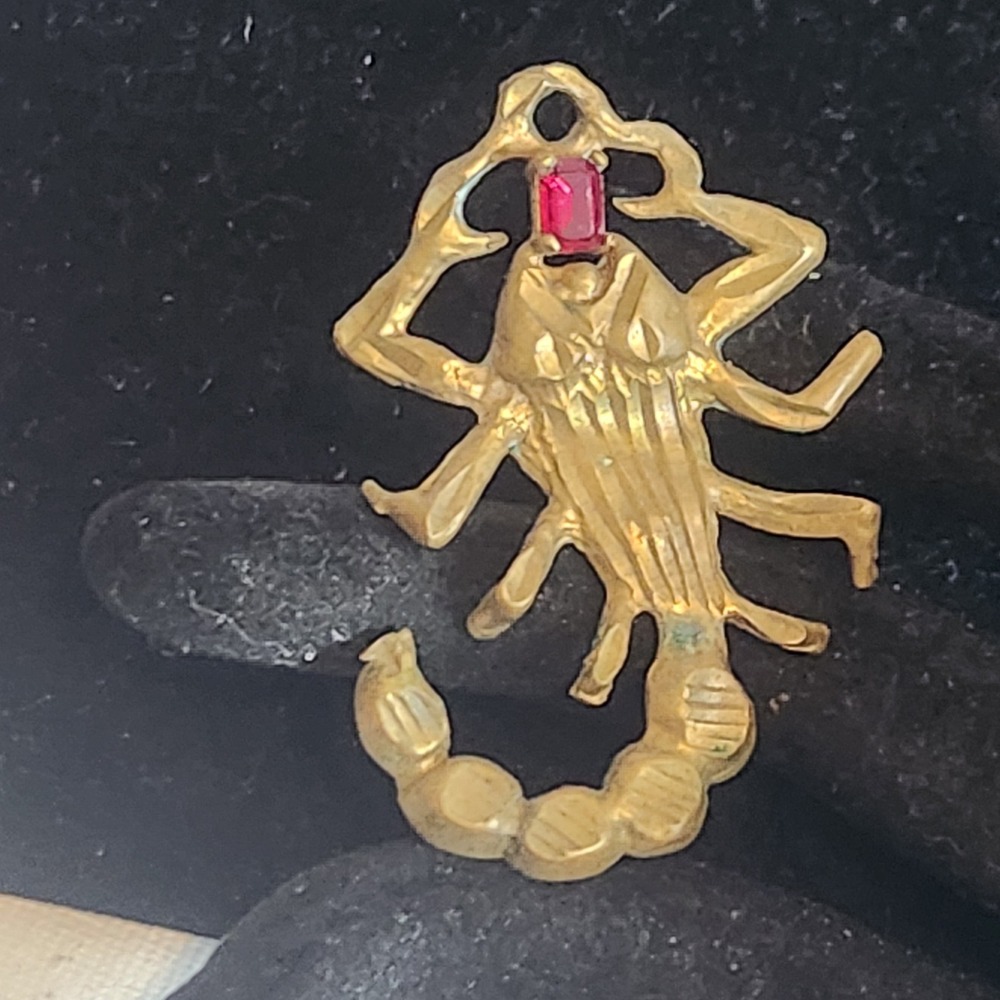 Vintage Gold‎ bronze Tone Scorpion Pendant Red Rhinestone Eye Desert Zodiac